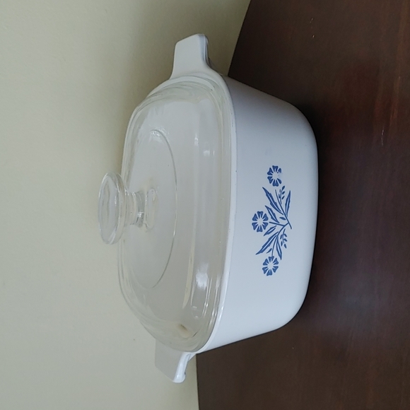Corning Ware 8 cup Casserole Dish with Pyrex Glass lid. made in Canada
